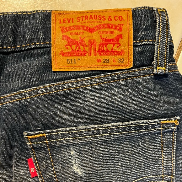 Distressed Ripped Levi's Jeans - Picture 3 of 3